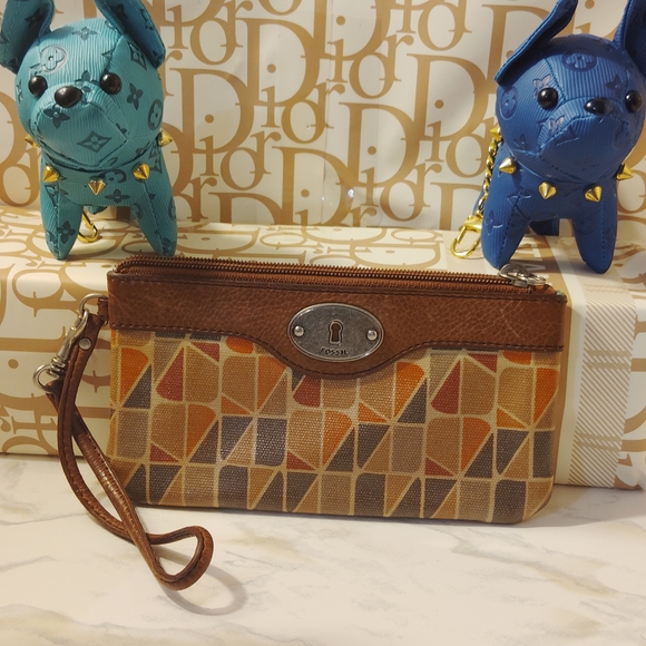 Fossil Handbags - Fossil Geometric Wristlet EUC
